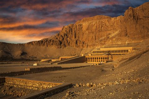 ¿Temple de Hatshepsut: Revelaciones en Piedra y Tiempo? Un Viaje al Corazon del Arte Egipcio